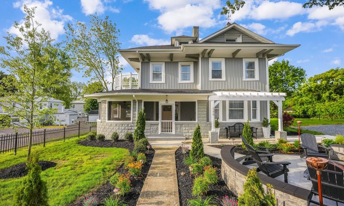 Issue House | Greystone Manor - Magnificent! Sleeps 10 Center of Town