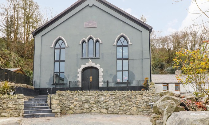 Cwm-y-glo House | GREYSTONES CHAPEL, pet friendly, character holiday cottage in Llanrug