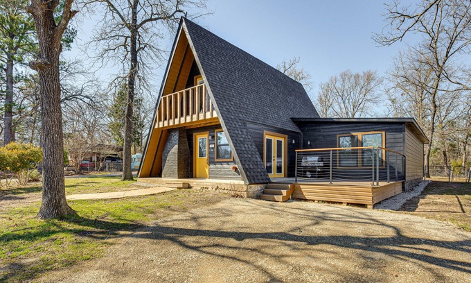 Log Cabin Cabin | Grills & Fire Pit: Cedar Creek Reservoir Cabin!