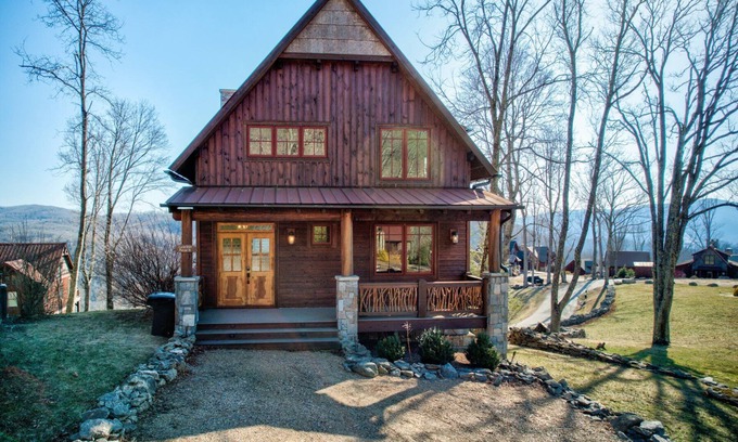 Banner Elk Cabin | Grin'Inn Bear It at Eagles Nest - Village home with views, 2 king beds