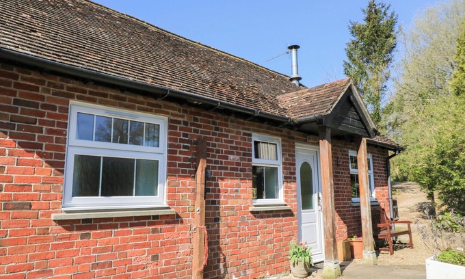 Bedchester Cottage | GRIST MILL COTTAGE, pet friendly, with open fire in Fontmell Magna