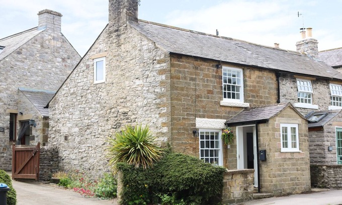 Great Longstone Cottage | GRITSTONE COTTAGE, pet friendly, with open fire in Bakewell