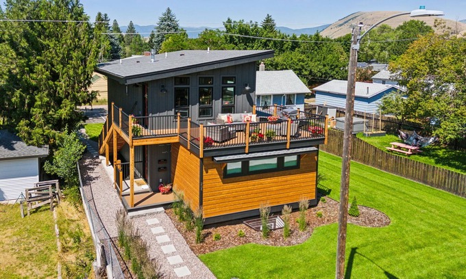 Rose Park Apartment | Griz Country Cottage - New Top Level Tri-Plex in the University District