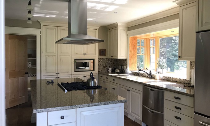 Priddis House | Grizzly Bear Cottage - Entire Luxury Guest House 15 Min SW of Calgary