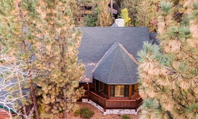 Summit Estates Cabin | Grizzly by AvantStay | Rustic Big Bear Cabin w/Hot Tub & Pool Table