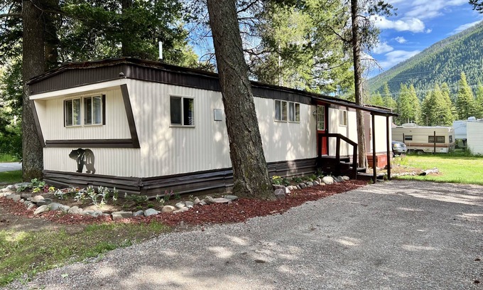 Whitefish House | Grizzly Den ~ Less than 15 minutes to Glacier National Park!