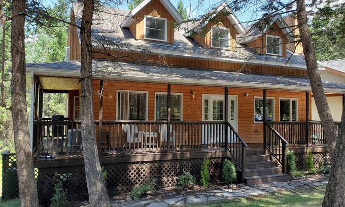 East Kootenay House | GRIZZLY HIDEAWAY - A Serene & Private Lake Community Home!