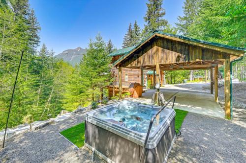 Packwood House | Grizzly Tower Packwood Cabin with Hot Tub!