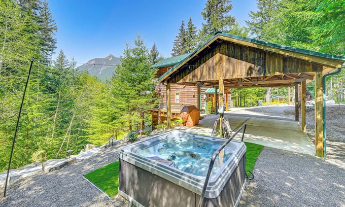 Packwood Cabin | 'Grizzly Tower' Packwood Cabin w/Hot Tub!