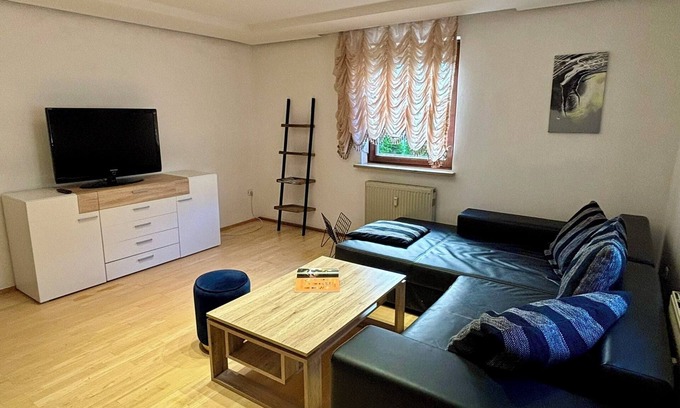 Obermenzing Apartment | Große Ferienwohnung mit Privatem Garten Neben Erholungsgebiet Schloss Blutenburg