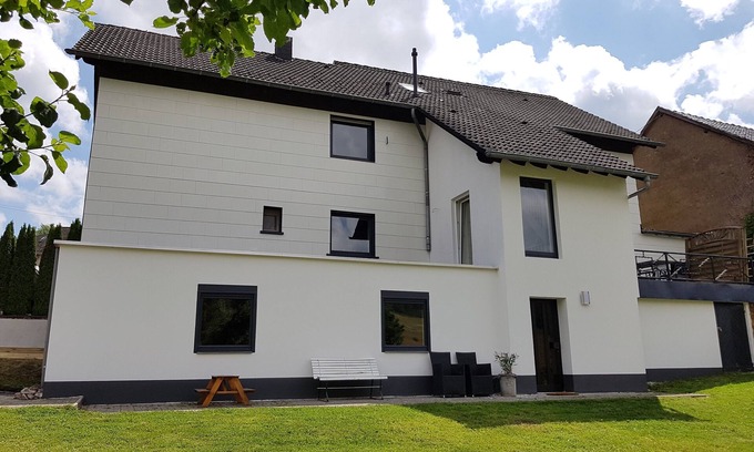 Gees House | Große,und Luxe Renovierte Wohnung mit Sauna/garten, Garage und Kinderspielplatz