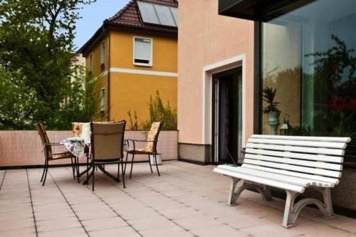 Marienthal West Apartment | Große Wohnung in Zwickau mit Terrasse, Grill und Garten
