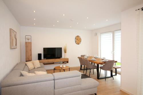 Kulmbach Apartment | Großes Apartment mit Küche, Dusche, Badewanne, Balkon, Parkplatz vor dem Haus, ruhig gelegen, ADA4