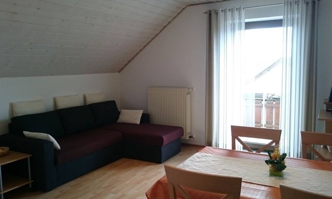 Ellzee Apartment | Großzügige Ferienwohnung (80qm) mit Garten und WLAN