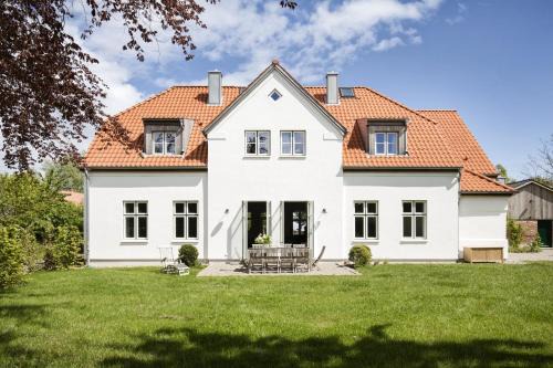 Pommerby House | Großzügiges Landhaus in Ostseenähe mit großem Garten, Ofen und Sauna für 12 Personen