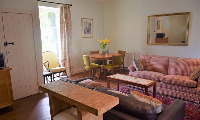 Carsethorn Cottage | Grooms Cottage - a cottage that sleeps 4 guests in 2 bedrooms