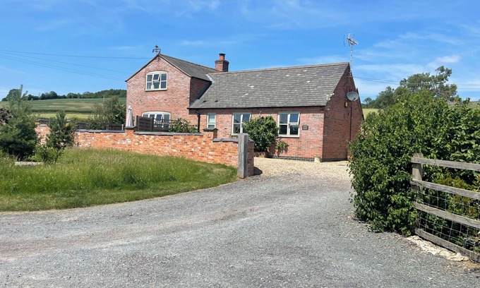 East Norton Cottage | GROOMS COTTAGE, pet friendly, character holiday cottage in Uppingham