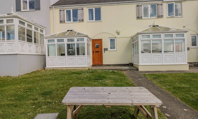 St. Florence Cottage | GROOMS COTTAGE, pet friendly, with pool in St Florence