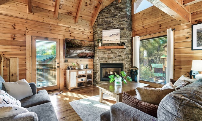 Pigeon Forge Cabin | Groot's Place - 5min from parkway - massage chair/Air hockey/foosball