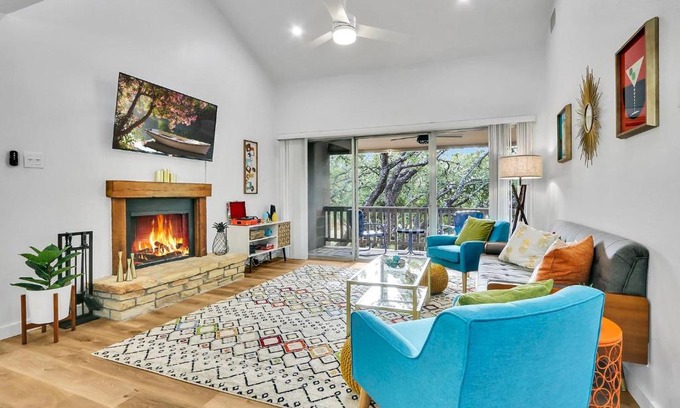 Canyon Lake House | Groovy Getaway