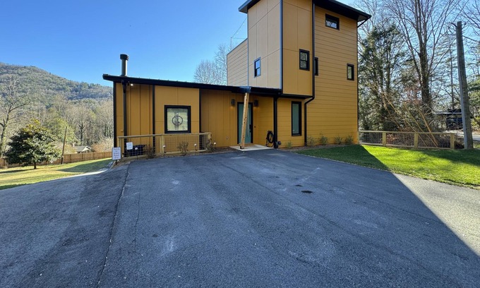 Clayton House | Groovy Palace w/ Hot Tub, Sauna, & Spectacular Mountain Views!!!
