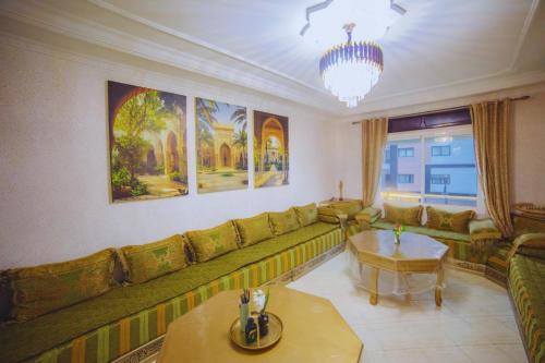 Tangier Apartment | Grote gezinnen 185m2 met privéparking en Zeezicht!