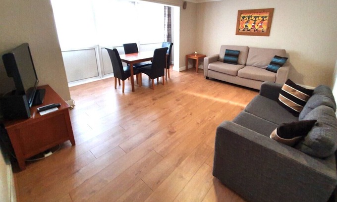 Bobbing Apartment | Ground floor 2-Bedroom flat with Superfast Wi-Fi