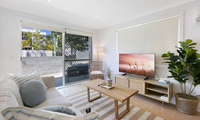 Gold Coast Apartment | Ground Floor 2-Bed Mermaid Beach Pad with Parking