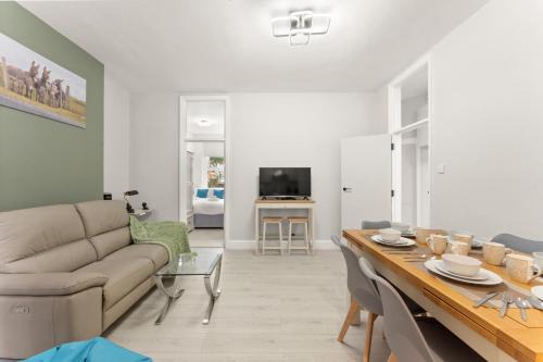 Rotherham Apartment | Ground Floor 3BR Parking King Bd