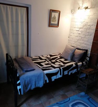 Ethekwini Apartment | Ground Floor apartment-2 x single beds, TV,kitchen, own bathroom, patio