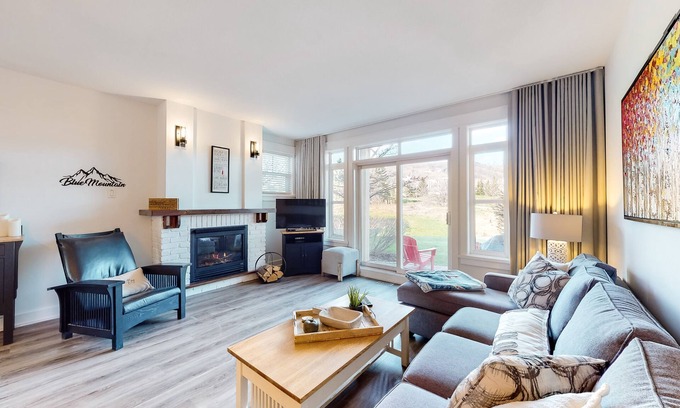 The Blue Mountains Condo | Ground-floor mountain-view condo with hot tub, pool & W/D - walk to the Village