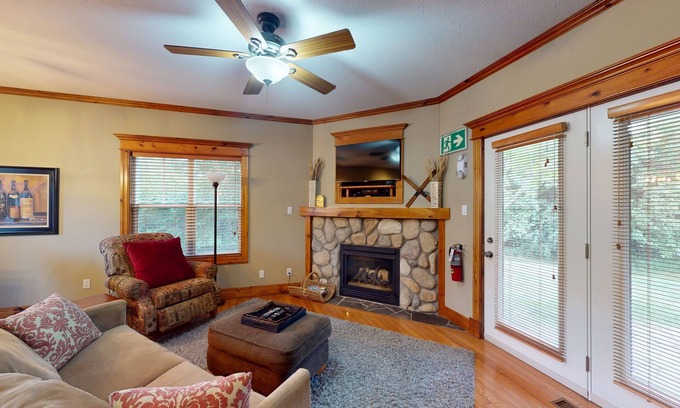 The Blue Mountains Condo | Ground floor, comfortable dog-friendly condo w/high-speed WiFi & shared pool