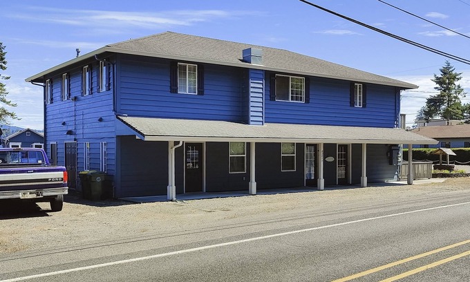 Dunes City Apartment | Ground floor condo with fast WiFi, patio, full kitchen, & private washer/dyer
