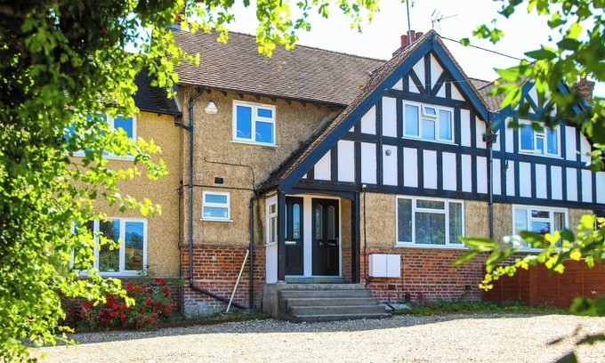 Wheatley Apartment | Ground floor flat, parking, sleeps 3, Oxford