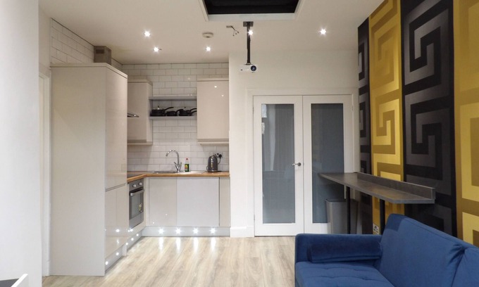 Gorgie Apartment | Ground floor flat with patio and hot tub near Murrayfield Stadium