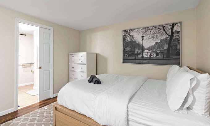 Maplewood Apartment | Ground-Floor Forest Park Studio | Parking, Washer/Dryer & Fast Wi-Fi