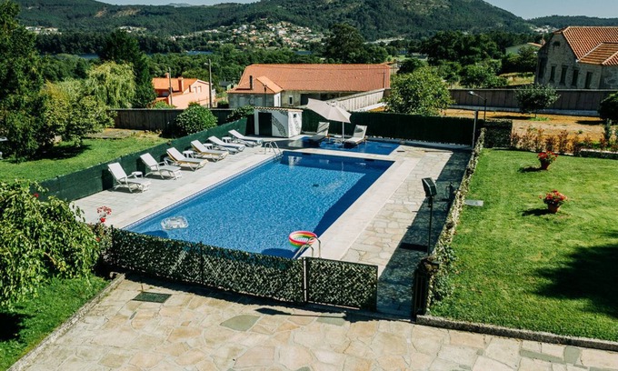 O Rosal Ski Chalet | Ground floor house with pool