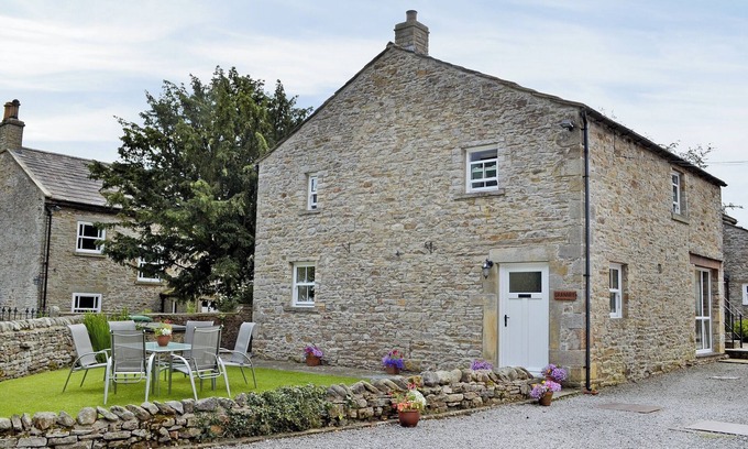 Leyburn Cottage | Ground Floor: nLiving room: TV, Sky, Open FirenDining room.