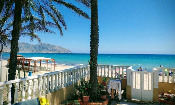Los Puertos Apartment | Ground floor with access from the terrace to the seashore on Isla Plana beach