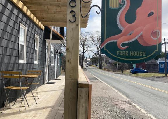 D'Escousse Hotel | Groundswell Pub & Inn