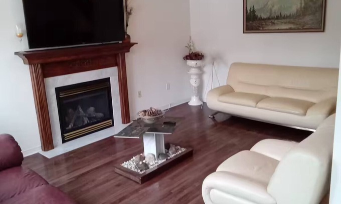 Barrie House | Group-Friendly 5BR 3.5BA Yard, Parking, Jacuzzi