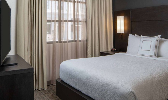 Arts/Warehouse District Hotel | Group Getaway! 2 Spacious Suites, Full Kitchen, Free Breakfast, Outdoor Pool!