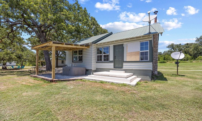 Madill Cabin | Group Getaway for 10 – Combined Cedar Nest & Willow Cabin Retreat