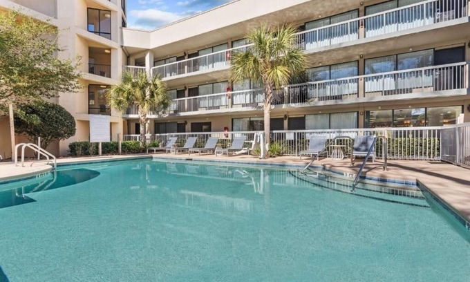 Hilton Head Island Hotel | Group Stay at the Spark! 3 Units w/Pool, Parking and Free Breakfast!