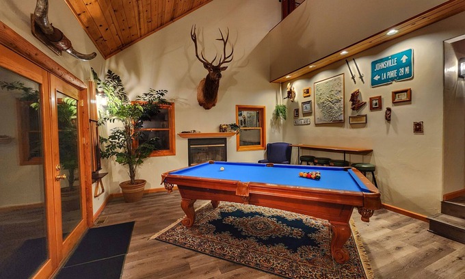 Portola Cabin | Group Travel - Full Kitchen - Hot Tub - Game Room - Spacious Deck + Dogs!