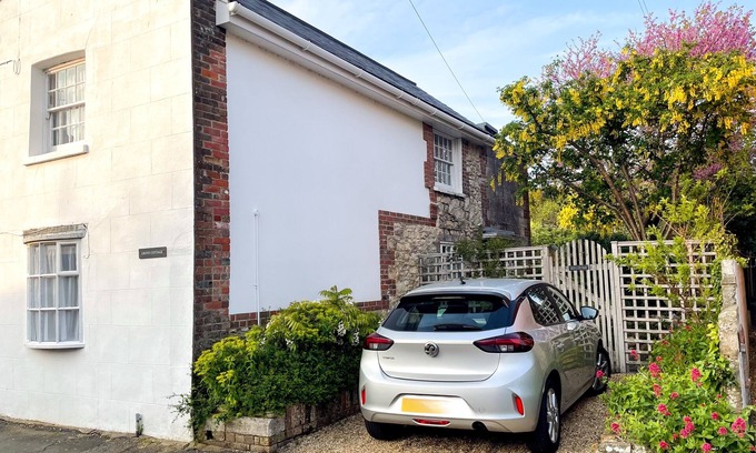 Yarmouth Cottage | Grove Cottage - a cottage that sleeps 4 guests in 2 bedrooms