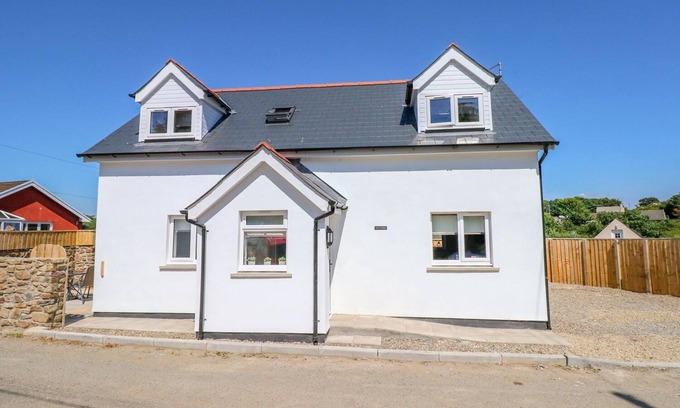 St Ishmaels Cottage | GROVE COTTAGE, pet friendly, with a garden in St Ishmael's