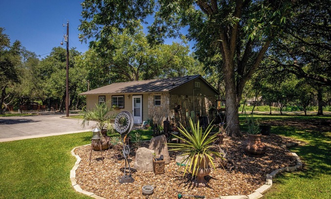 Gruene Cottage | Gruene Country Cottage- just 1 mile to Gruene & 1/2 Mile to the Guadalupe River