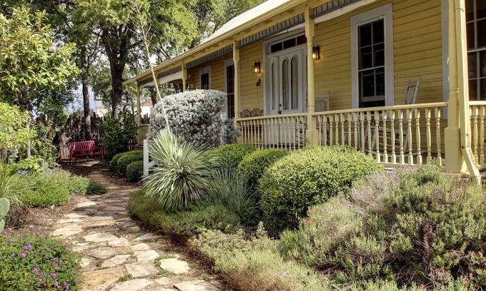 Gruene House | Gruene's Yellow Haus & Suite, Sleeps 1-14, Walk to Gruene Hall & River
