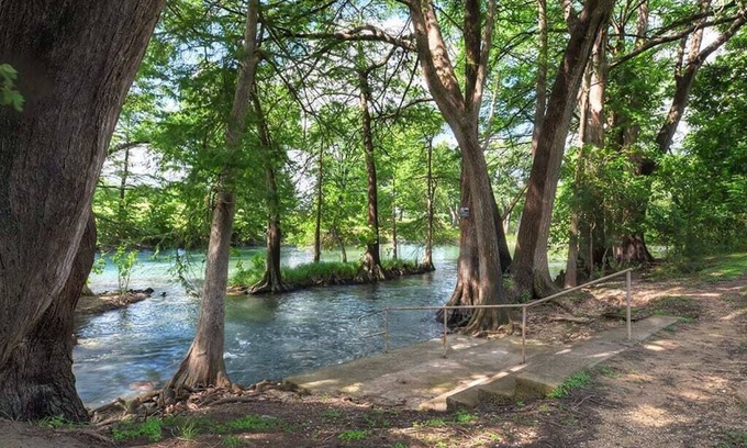 New Braunfels Condo | Guadalupe River Paradise! 2 Pools! 4 Hot Tubs!